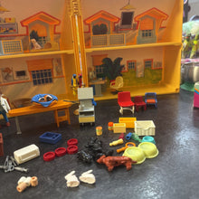 Charger l'image dans la galerie, VINTAGE - JOUET RARE Clinique pour animaux AVEC tous les figurines et animaux + acces et qqs meubles
