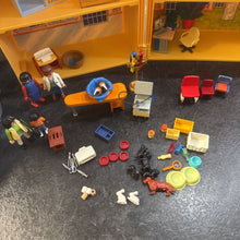 Charger l'image dans la galerie, VINTAGE - JOUET RARE Clinique pour animaux AVEC tous les figurines et animaux + acces et qqs meubles
