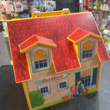 Charger l'image dans la galerie, VINTAGE - JOUET RARE Clinique pour animaux AVEC tous les figurines et animaux + acces et qqs meubles
