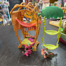 Charger l'image dans la galerie, Coffret de jeu Littlest Pet Shop- Bungalow en bambou + 2 animaux

