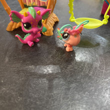 Charger l'image dans la galerie, Coffret de jeu Littlest Pet Shop- Bungalow en bambou + 2 animaux
