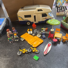 Charger l'image dans la galerie, VINTAGE - COMPLET avec meme plus de pcs - Camping car avec acces et figurines
