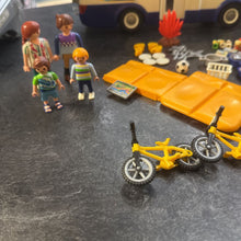 Charger l'image dans la galerie, VINTAGE - COMPLET avec meme plus de pcs - Camping car avec acces et figurines
