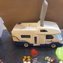 Charger l'image dans la galerie, VINTAGE - COMPLET avec meme plus de pcs - Camping car avec acces et figurines
