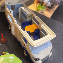 Charger l'image dans la galerie, VINTAGE - COMPLET avec meme plus de pcs - Camping car avec acces et figurines
