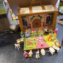Charger l'image dans la galerie, VINTAGE -TRES BON ETAT jouet RARE - Kit coffret de princesses AVEC 5 figurines et BCP d accessoires
