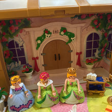 Charger l'image dans la galerie, VINTAGE -TRES BON ETAT jouet RARE - Kit coffret de princesses AVEC 5 figurines et BCP d accessoires
