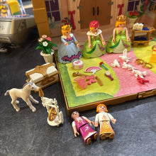 Charger l'image dans la galerie, VINTAGE -TRES BON ETAT jouet RARE - Kit coffret de princesses AVEC 5 figurines et BCP d accessoires
