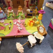 Charger l'image dans la galerie, VINTAGE -TRES BON ETAT jouet RARE - Kit coffret de princesses AVEC 5 figurines et BCP d accessoires

