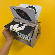 Charger l'image dans la galerie, Jouet SENSORIEL livre tournant avec miroir

