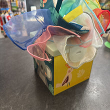 Charger l'image dans la galerie, Jouet MONTESSORI Boite a mouchoir avec 8 tissus + 2 feuilles a texturee
