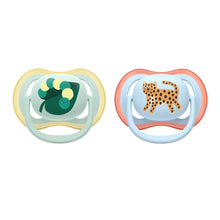 Charger l'image dans la galerie, Paquet de 2 Suces orthodontique Ultra Air -CATERPILLAR et LEOPARD 0-6 mois
