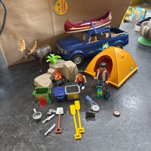 Charger l'image dans la galerie, VINTAGE- TRES BON ETAT - JOUET RARE - Kit camping expedition avec 2 figurines 1 animal + bcp d accessoires
