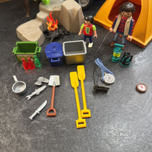 Charger l'image dans la galerie, VINTAGE- TRES BON ETAT - JOUET RARE - Kit camping expedition avec 2 figurines 1 animal + bcp d accessoires
