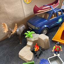 Charger l'image dans la galerie, VINTAGE- TRES BON ETAT - JOUET RARE - Kit camping expedition avec 2 figurines 1 animal + bcp d accessoires

