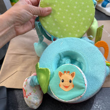 Charger l'image dans la galerie, Jouet pour poussette Balle le monde des surprises Sophie la girafe - en TISSU
