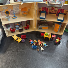 Charger l'image dans la galerie, Maison familial AVEC 4 figurines + bcp d accessoires et mobilier
