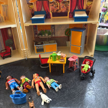 Charger l'image dans la galerie, Maison familial AVEC 4 figurines + bcp d accessoires et mobilier
