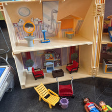 Charger l'image dans la galerie, Maison familial AVEC 4 figurines + bcp d accessoires et mobilier
