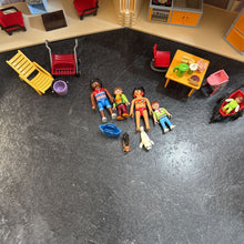 Charger l'image dans la galerie, Maison familial AVEC 4 figurines + bcp d accessoires et mobilier
