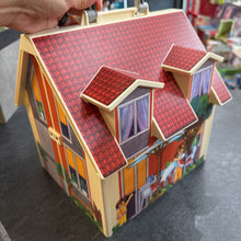 Charger l'image dans la galerie, Maison familial AVEC 4 figurines + bcp d accessoires et mobilier
