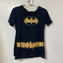 Charger l'image dans la galerie, DEGUISEMENT 2 pcs T shirt + cape BATMAN +/- 12-14 ans
