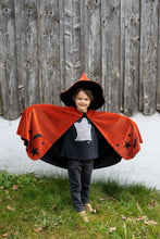 Charger l'image dans la galerie, DEGUISEMENT 2 pcs - Cape et chapeau de sorcier - Autumn Embers Wizard Cape and Hat - 4-6 ans
