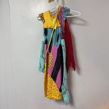 Charger l'image dans la galerie, DEGUISEMENT 7 pcs SALLY robe + 2 chaussettes + sacoche + 2 protege bras + perruque +/- 8-10 ans
