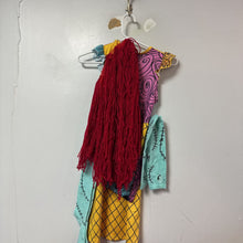 Charger l'image dans la galerie, DEGUISEMENT 7 pcs SALLY robe + 2 chaussettes + sacoche + 2 protege bras + perruque +/- 8-10 ans

