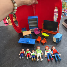 Charger l'image dans la galerie, VINTAGE - Lot de 6 figurines et + de 12 mcs mobilier ÉCOLE + valise rouge
