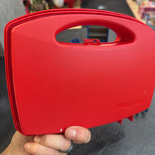 Charger l'image dans la galerie, VINTAGE - Lot de 6 figurines et + de 12 mcs mobilier ÉCOLE + valise rouge
